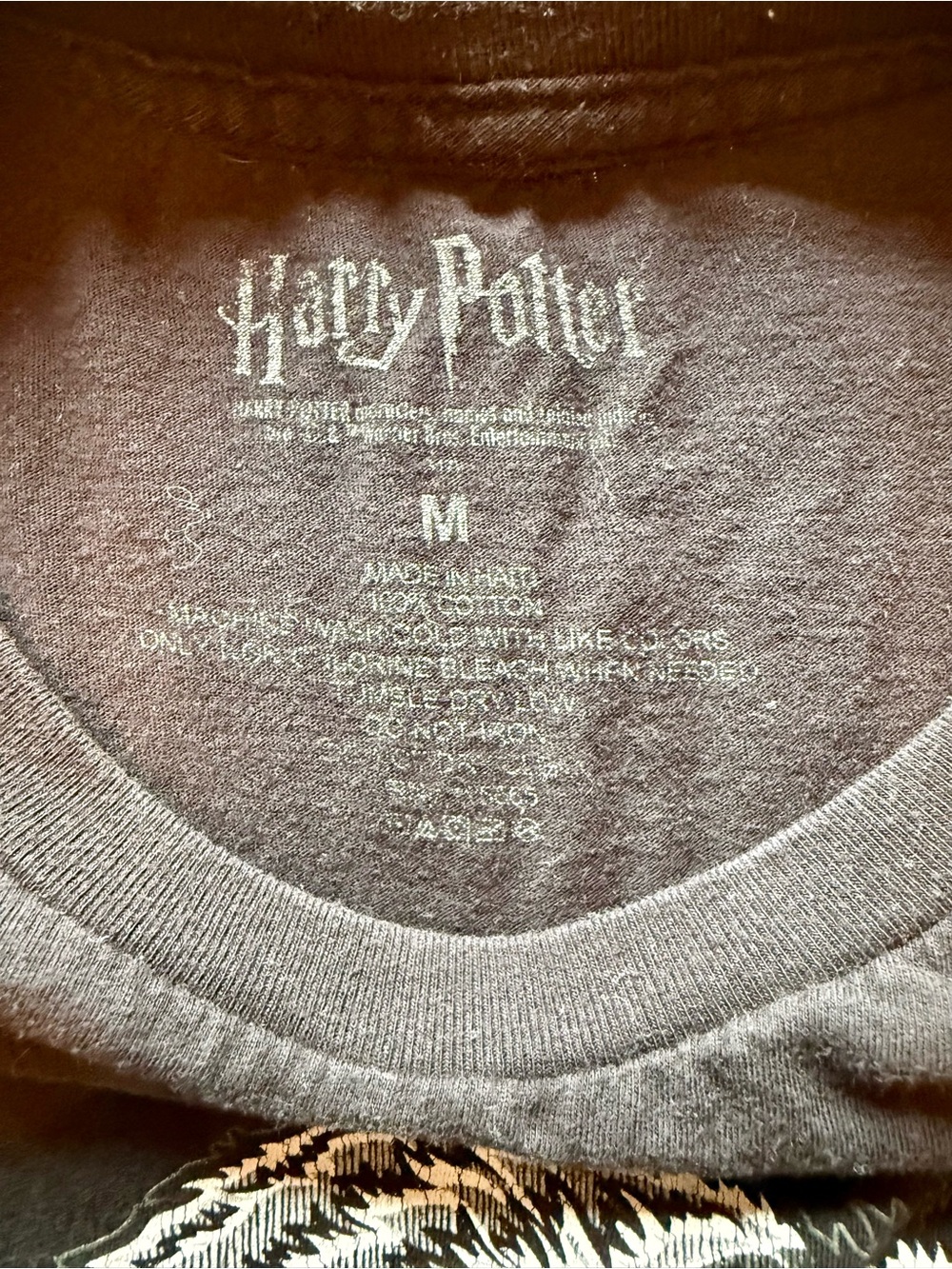 Harry Potter Hufflepuff Graphic T-Shirt Black Badger Crest Size M Warner Bros. - Picture 7 of 7